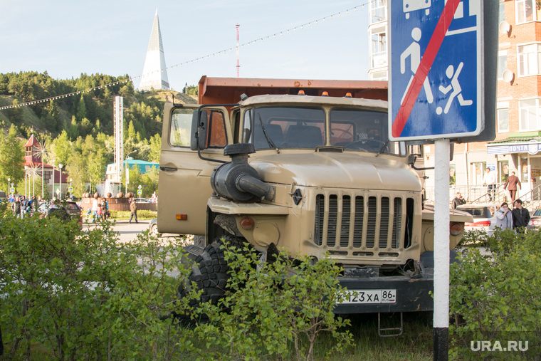 ДТП в Ханты-Мансийске — самосвал протаранил 11 автомобилей, 21 мая 2015, урал, грузовик, дтп, авария, самосвал