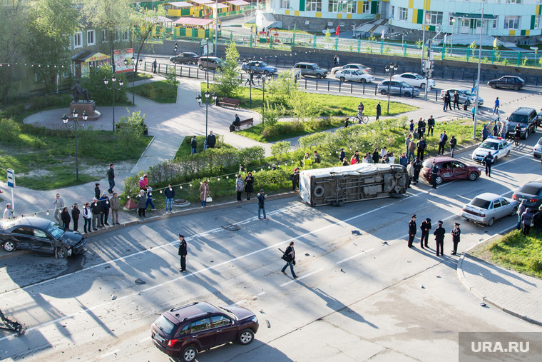 ДТП в Ханты-Мансийске — самосвал протаранил 11 автомобилей, 21 мая 2015, дтп, авария