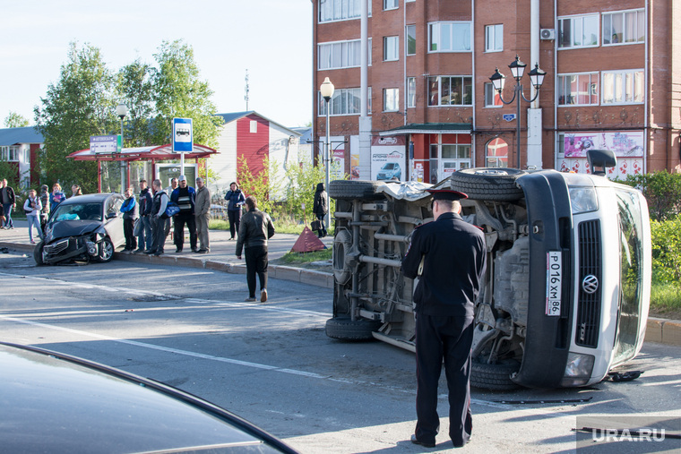 ДТП в Ханты-Мансийске — самосвал протаранил 11 автомобилей, 21 мая 2015, микроавтобус, автомобиль, дтп, авария