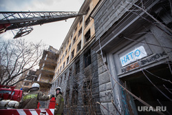 Пожар в заброшенной больнице в Зеленой роще. Екатеринбург, нато, заброшенная больница, огонь, больница, пожарная лестница, бсмп-1