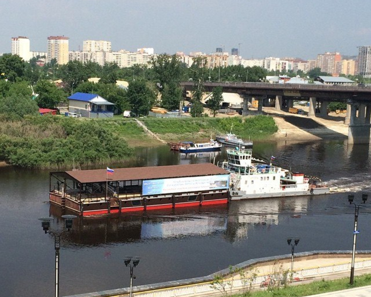 Прогулка на теплоходе тюмень. Пристань Тюмень. Прогулочный теплоход Тюмень набережная. Набережная Тюмень теплоходы. Теплоход Тюмень Купеческая.