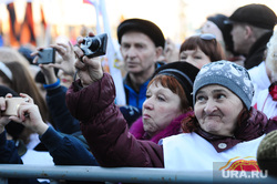 Митинг Крым. Челябинск., бабка с фотоаппаратом