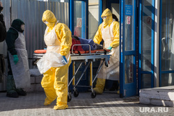 Отработка учений в магнитогорском аэропорту и горбольнице №1 по лихорадке Эбола, больной, носилки, защитный костюм, медики