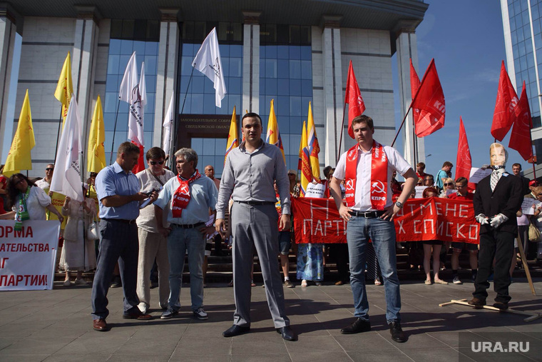 Пикет у здания Заксобрания Свердловской области 