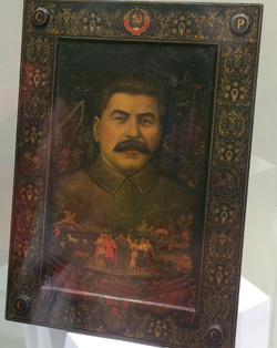 К слову, икона со Сталиным действительно существует. Но выглядит немного по-другому