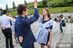 Вальс выпускников на набережной. Тюмень