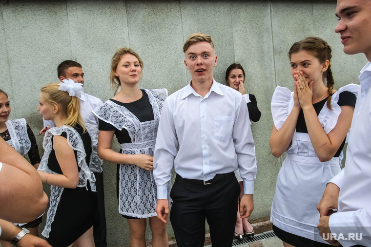 Вальс выпускников на набережной. Тюмень