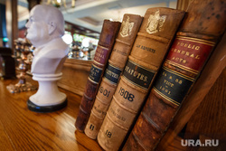 Английский паб Britannia. Екатеринбург, книги, британния, черчилль, бюст