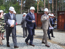 Экскурсию для Дубровского провел вице-губернатор Евгений Редин (справа)