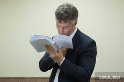 Суд по диплому Ройзмана. Екатеринбург, ройзман евгений, читает, чтение, портрет