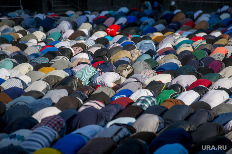 Мусульмане празднуют Ураза-байрам. Москва, ислам, намаз, мусульмане