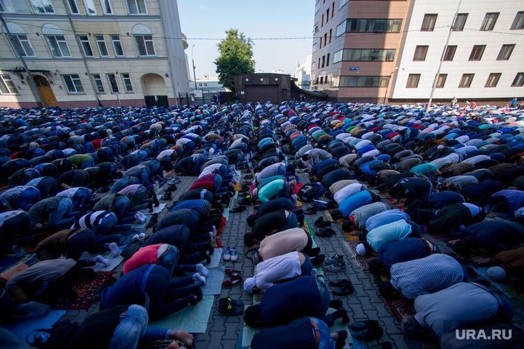 Мусульмане празднуют Ураза-байрам. Москва, намаз