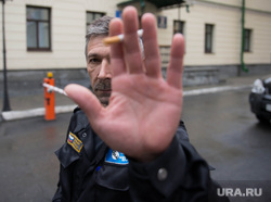 Прибытие единороссов на заседание президиума политсовета на Розы Люксембург, 7. Екатеринбург, охранник, сигарета, закрытая территория, съемка запрещена, рука в объектив