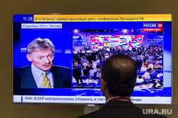 Путин. Пресс-конференция. Москва. Часть II, телевизор, песков дмитрий на экране