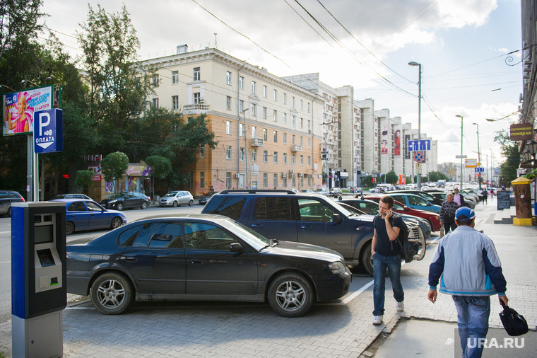Платная парковка на квадрате улиц Мамина-Сибиряка-Ленина-Тургенева-Малышева. Екатеринбург