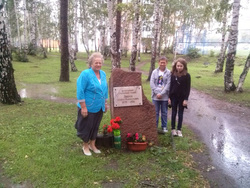 Маргарита Антипова с внуками у могилы Данилы Зверева 
