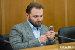 Заседание градостроительной комиссии гордумы Екатеринбурга, ананьев виктор, смотрит в телефон