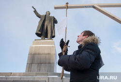 Акция КПРФ у памятника Ленину: вешают российскую экономику. Екатеринбург, памятник ленину, самоубийство