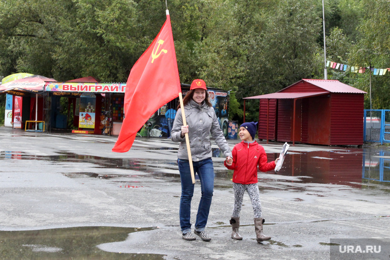 Митинг КПРФ  Курган, красный флаг