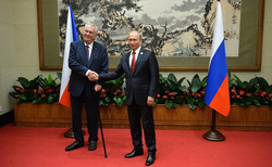 Президент Чехии Милош Земан и президент России Владимир Путин искренне радуются встрече