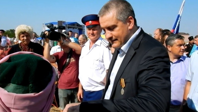 Глава Крыма Сергей Аксенов и британский журналист Грэм Филлипс , аксенов сергей