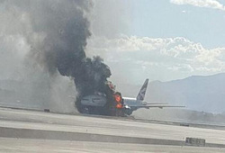 В аэропорту Лас-Вегаса самолет вспыхнул, как спичка