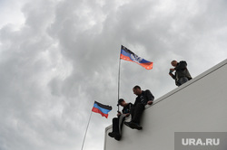 Гражданские блокируют военную технику между Краматорском и Славянском. Украина, донецкая республика, флаги