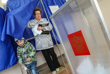 «Зачем вообще нужны такие выборы?» В Ноябрьске избирателям пришлось сорок минут ждать возможности проголосовать
