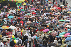 День города, Екатеринбург, 14.08.16, горожане, зонт, ливень, дождь, толпа