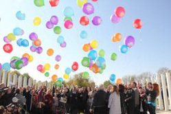 Воздушные шары в память о погибших запустили в небо десятки пермяков