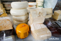 Проверка санкционных продуктов на Шарташском рынке. Екатеринбург, сыр