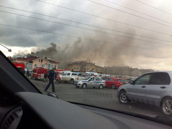 Пожарным не удается локализовать пламя в поселке Благодатово