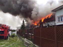 Пламя перекинулось на соседние дома