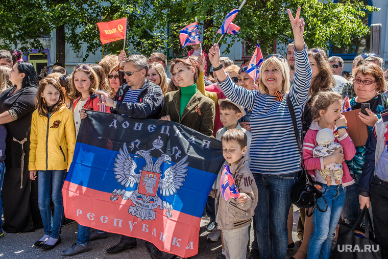 Парад победы в Севастополе, митинг, толпа, донбасс, донецкая республика, днр, флаг
