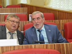 Александр Ермаков (справа) может продолжить работу в Совфеде