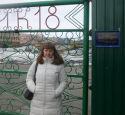 Вероника Королева у ворот ИК-18, за которые ее пустят не ранее 2019 года 