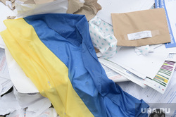 Выборы президента Украины. Уничтожение бюллетеней. Донецк, флаг украины, бумаги