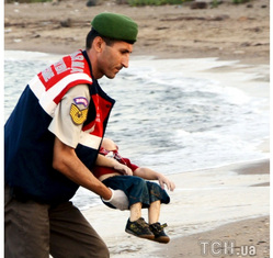 Утонувший сирийский мальчик-беженец