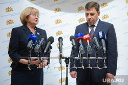 Отчет Евгения Куйвашева перед заксобранием за 2014 год. Екатеринбург, бабушкина людмила, куйвашев евгений, брифинг, микрофоны