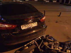 В Челябинске иномарка так ударила байкера, что тот врезался в припаркованный автомобиль