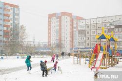 Первый снег. Сургут, дети гуляют, снегопад, детская площадка