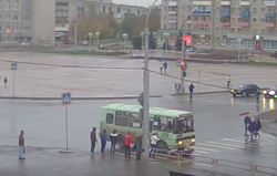В Каменске-Уральском автобус сбил пешеходов на "зебре"