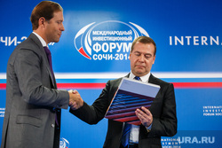 Медведев и ко. Форум Сочи-2014, рукопожатие, мантуров денис, форум сочи 2014, медведев дмитрий