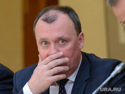 Инвест совет в резиденции губернатораинвест совет в резиденции губернатора. Екатеринбург, орлов алексей, закрывает рот рукой