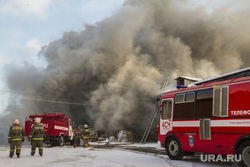 Пожар на улице Карьерной, 30. Екатеринбург, дым, пожарная машина