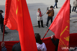 Митинг КПРФ за сохранение УЗТМ. Екатеринбург, знамена, кпрф, коммунисты, флаги