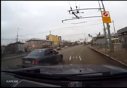 Водитель и пассажир иномарки "Ниссан Альмера" пытались остановить автомобиль пистолетом