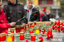 Митинг памяти у Чёрного тюльпана по погибшим в Беслане в сентябре 2004 года. Екатеринбург, возложение цветов, свеча памяти, траурная церемония