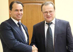 Сергей Баскаков (справа) считается креатурой местных нефтяников