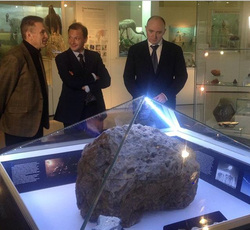 В Челябинске Сергею Брилеву показали метеорит